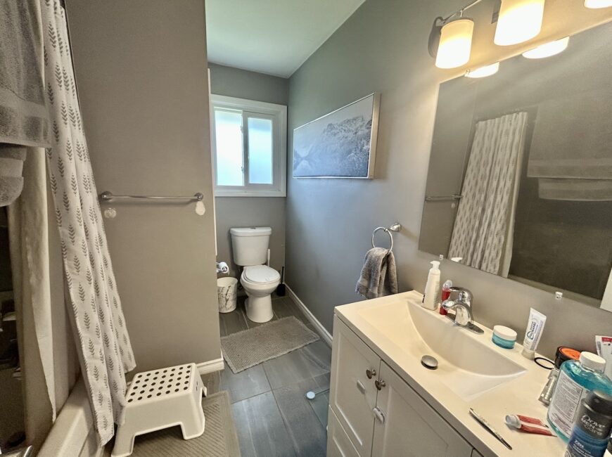 **NORTH END** Main Floor 3 Bedroom Apartment!!