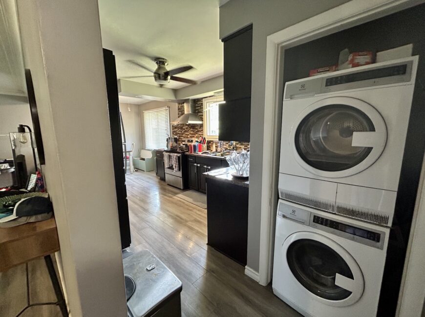 **NORTH END** Main Floor 3 Bedroom Apartment!!