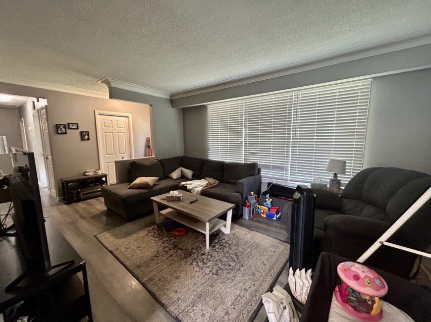 **NORTH END** Main Floor 3 Bedroom Apartment!!