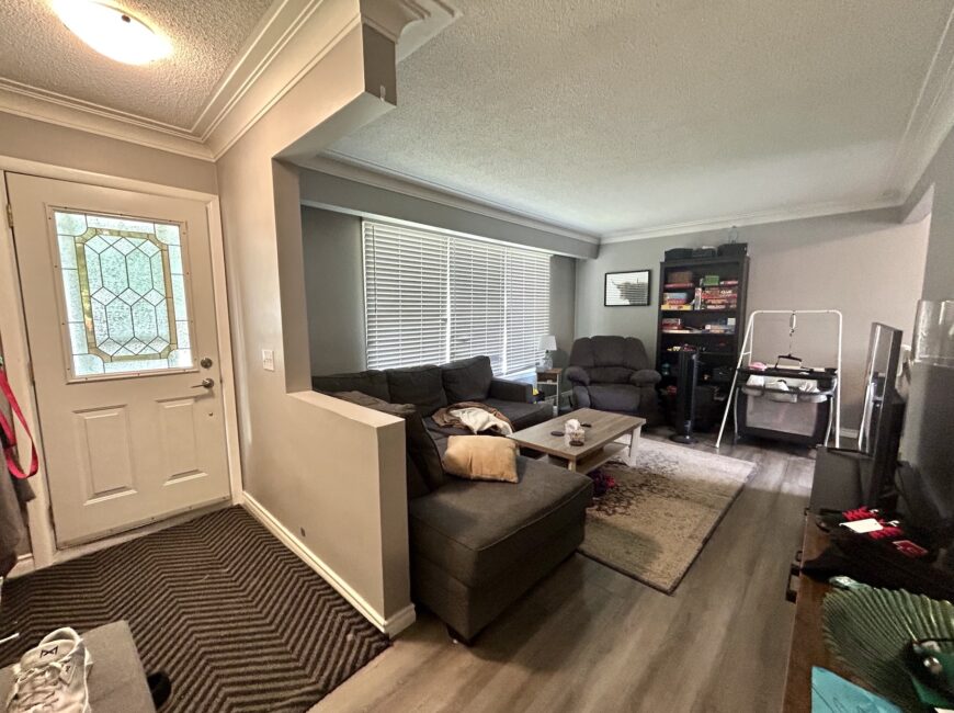 **NORTH END** Main Floor 3 Bedroom Apartment!!