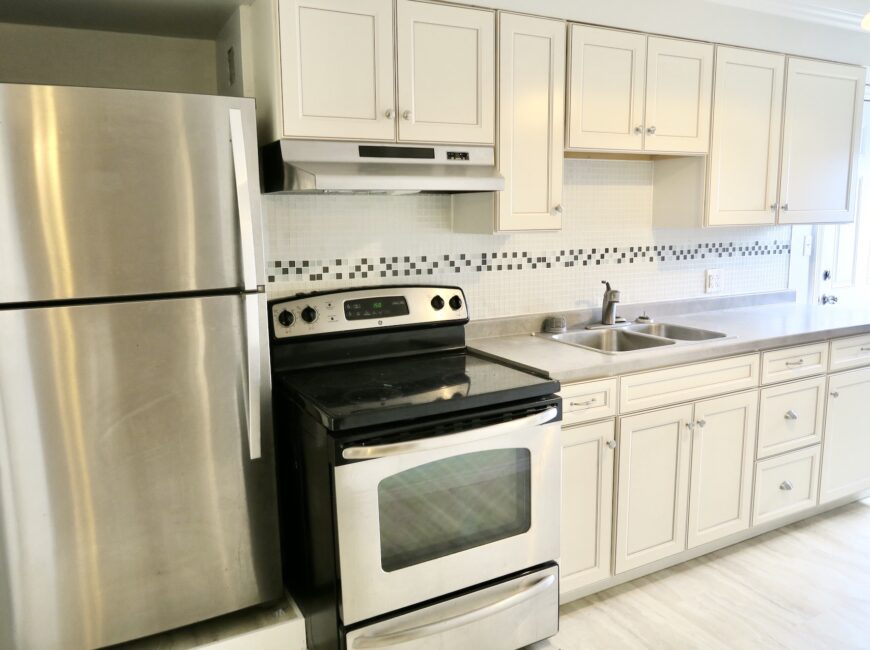 **RENOVATED** 1 Bedroom Unit in Welland!!