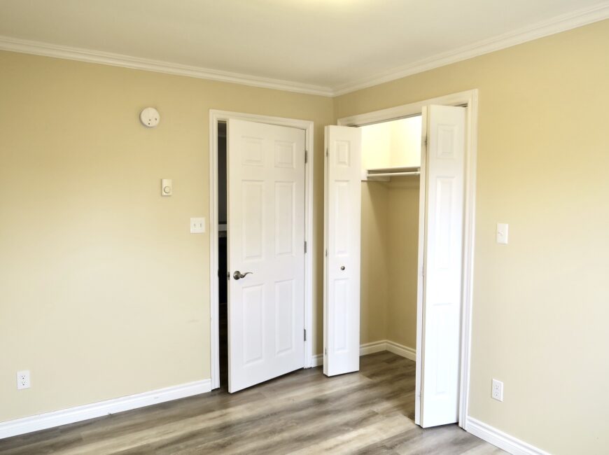 **RENOVATED** 1 Bedroom Unit in Welland!!