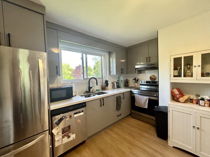 **SECORD WOODS** Modern 3 Bedroom Home!!