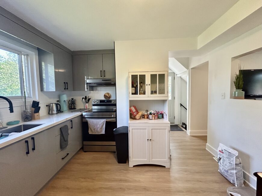 **SECORD WOODS** Modern 3 Bedroom Home!!
