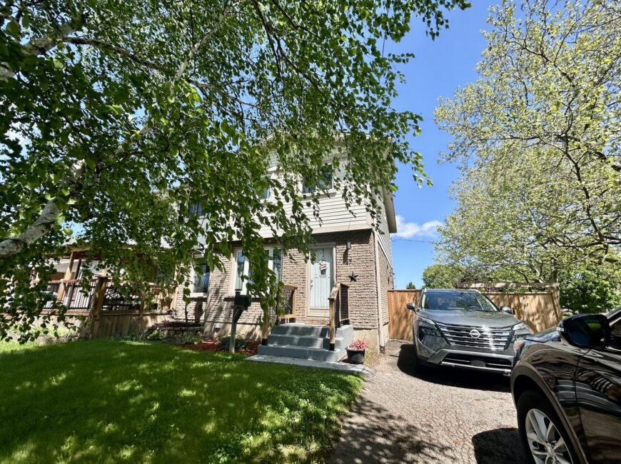 **SECORD WOODS** Modern 3 Bedroom Home!!