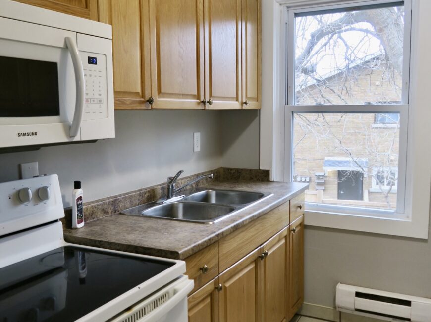 **SPACIOUS** 3 Bedroom Unit in Western Hill!!