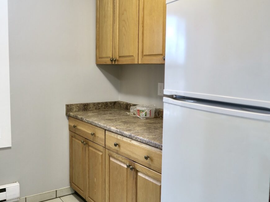 **SPACIOUS** 3 Bedroom Unit in Western Hill!!
