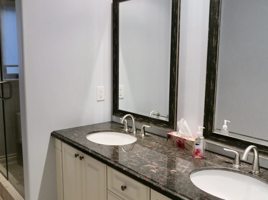 **CUSTOM BUILT** 4 Bed 3.5 Bath Home in St. Davids!!
