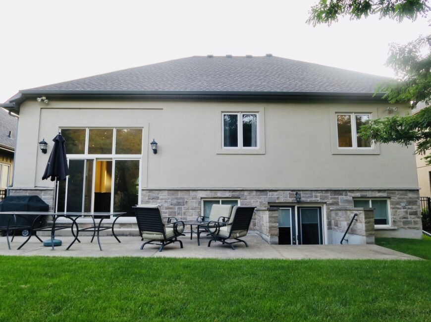 **CUSTOM BUILT** 4 Bed 3.5 Bath Home in St. Davids!!