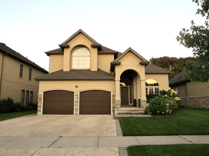 **CUSTOM BUILT** 4 Bed 3.5 Bath Home in St. Davids!!