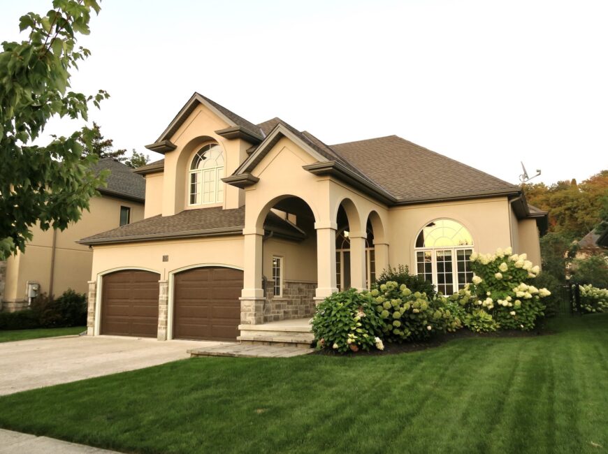 **CUSTOM BUILT** 4 Bed 3.5 Bath Home in St. Davids!!