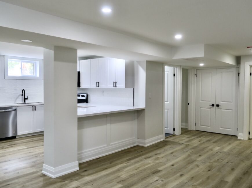**STUNNING** Modern 2 Bedroom Unit!!