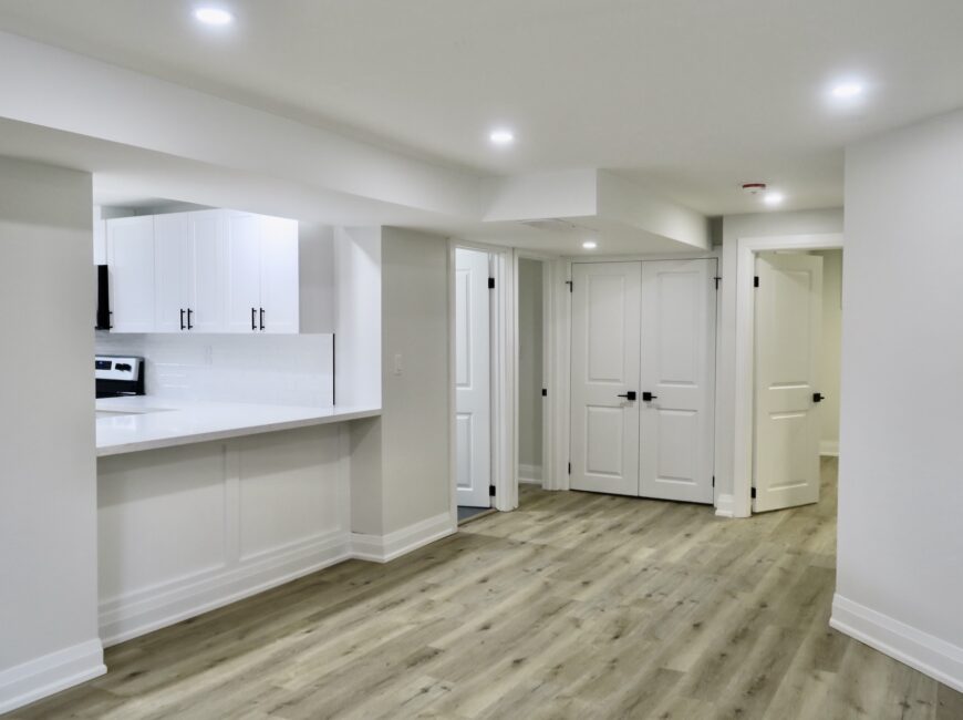 **STUNNING** Modern 2 Bedroom Unit!!