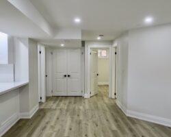 **STUNNING** Modern 2 Bedroom Unit!!