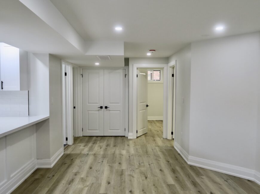 **STUNNING** Modern 2 Bedroom Unit!!