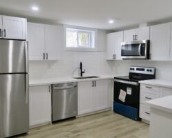 **STUNNING** Modern 2 Bedroom Unit!!