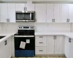 **STUNNING** Modern 2 Bedroom Unit!!