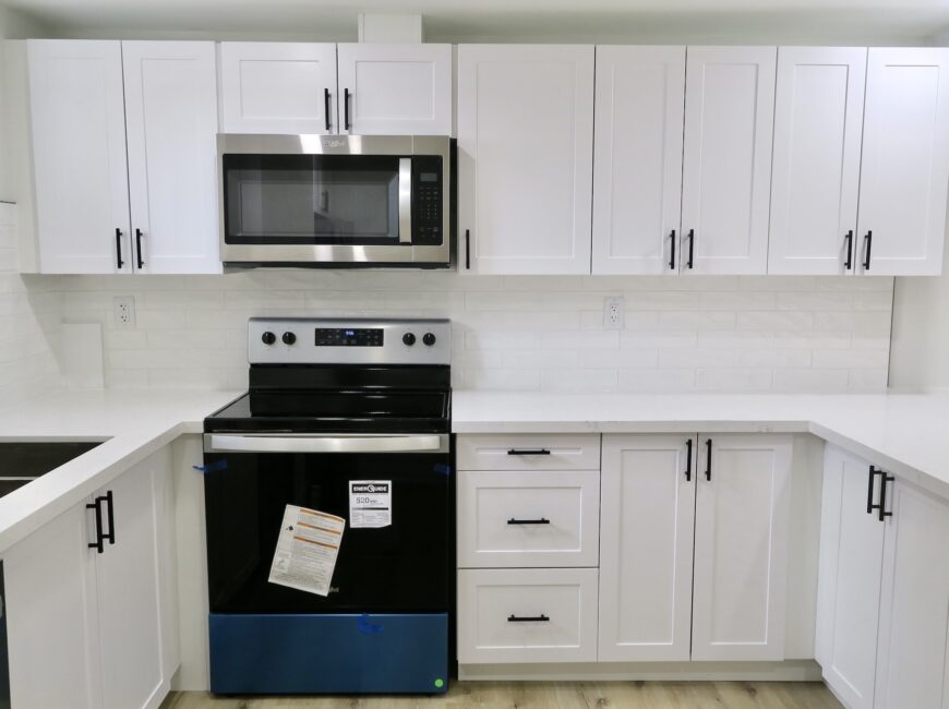 **STUNNING** Modern 2 Bedroom Unit!!