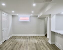 **STUNNING** Modern 2 Bedroom Unit!!