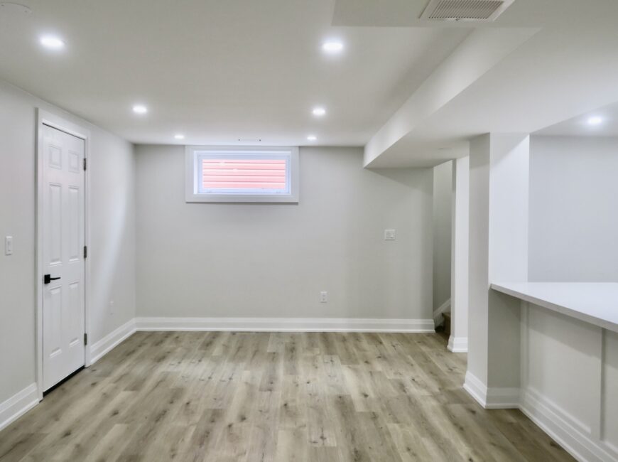 **STUNNING** Modern 2 Bedroom Unit!!