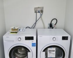 **STUNNING** Modern 2 Bedroom Unit!!