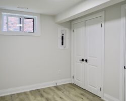 **STUNNING** Modern 2 Bedroom Unit!!