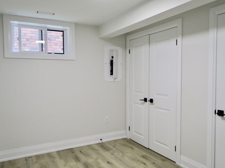 **STUNNING** Modern 2 Bedroom Unit!!