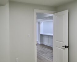 **STUNNING** Modern 2 Bedroom Unit!!