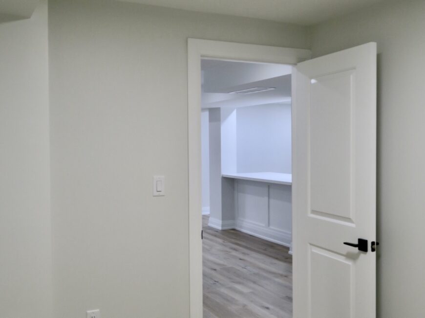 **STUNNING** Modern 2 Bedroom Unit!!