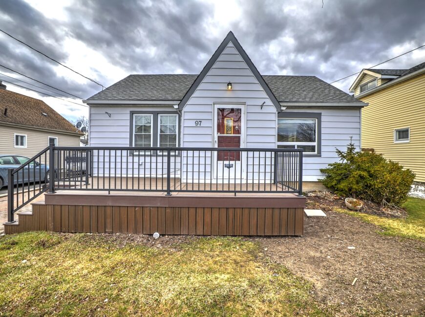 **MAIN FLOOR UNIT** Central Welland!!