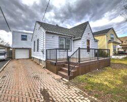 **MAIN FLOOR UNIT** Central Welland!!