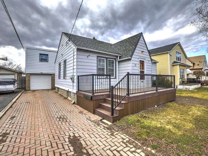 **MAIN FLOOR UNIT** Central Welland!!