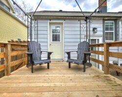 **MAIN FLOOR UNIT** Central Welland!!