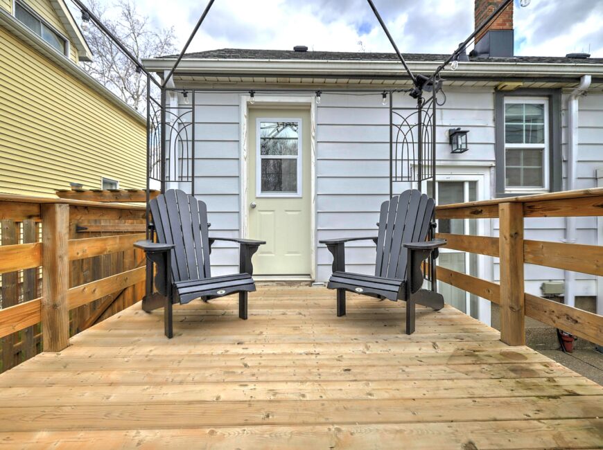 **MAIN FLOOR UNIT** Central Welland!!