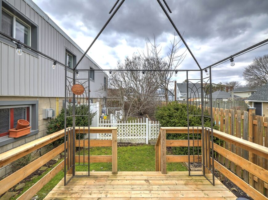 **MAIN FLOOR UNIT** Central Welland!!