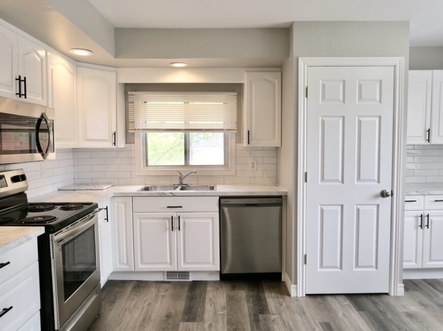 **BRIGHT & SPACIOUS** 2 Bedroom House!!