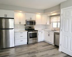 **BRIGHT & SPACIOUS** 2 Bedroom House!!