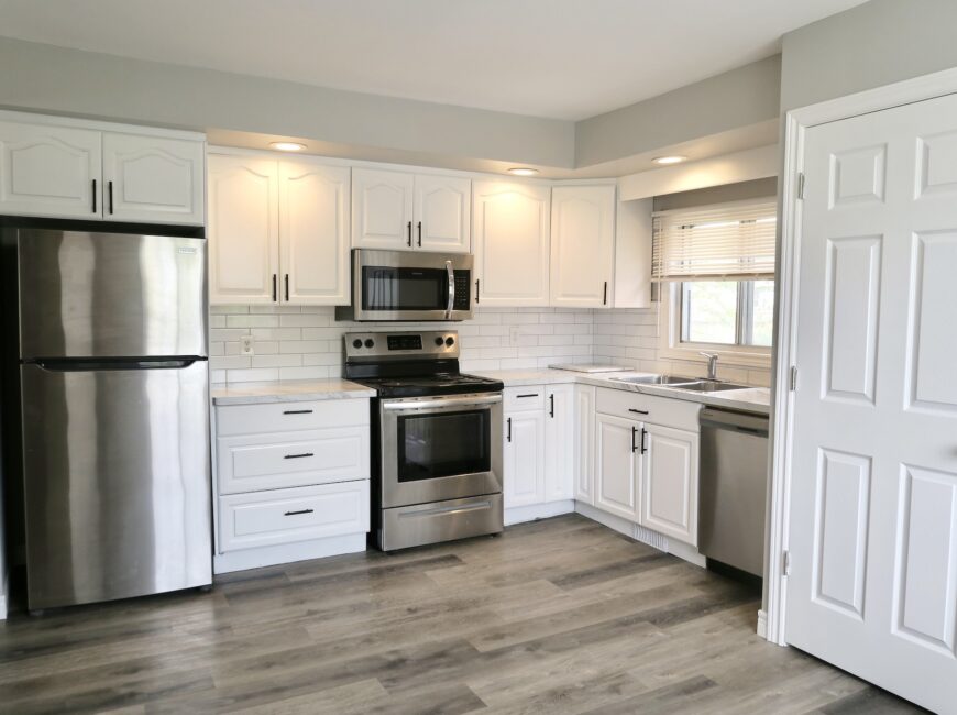 **BRIGHT & SPACIOUS** 2 Bedroom House!!