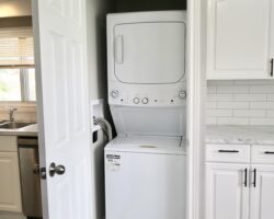 **BRIGHT & SPACIOUS** 2 Bedroom House!!
