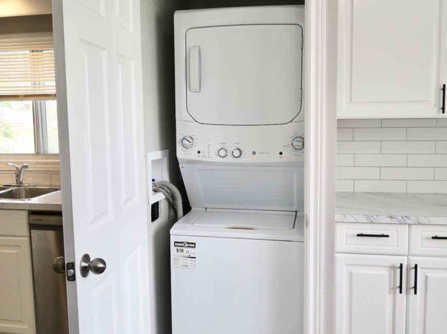 **BRIGHT & SPACIOUS** 2 Bedroom House!!