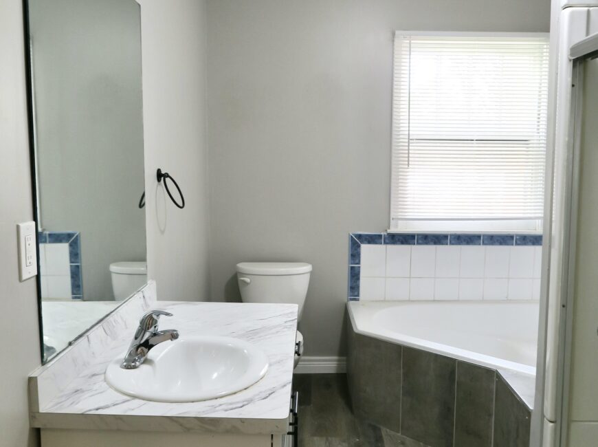 **BRIGHT & SPACIOUS** 2 Bedroom House!!
