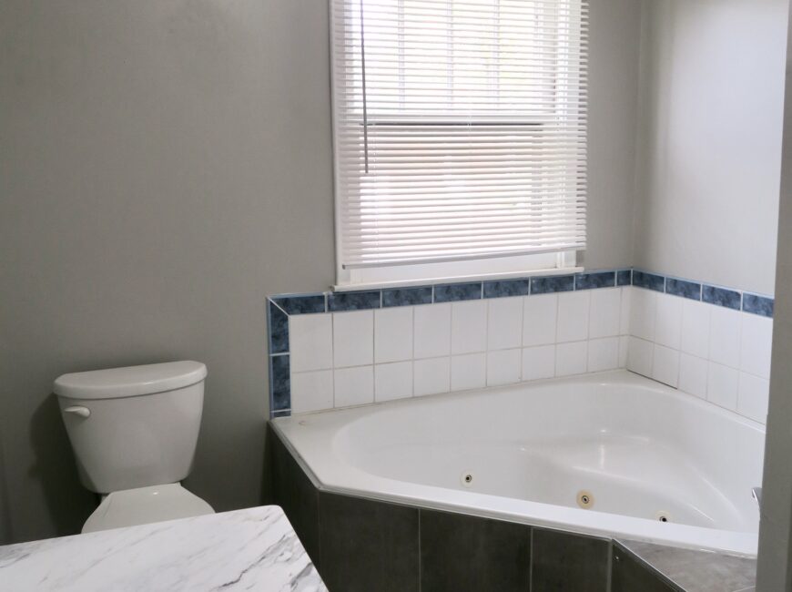 **BRIGHT & SPACIOUS** 2 Bedroom House!!