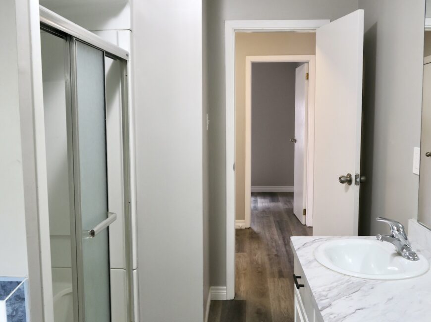 **BRIGHT & SPACIOUS** 2 Bedroom House!!