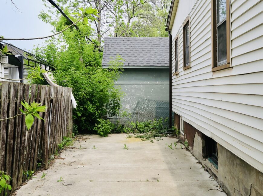 **BRIGHT & SPACIOUS** 2 Bedroom House!!
