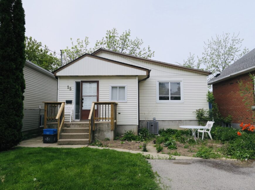 **BRIGHT & SPACIOUS** 2 Bedroom House!!