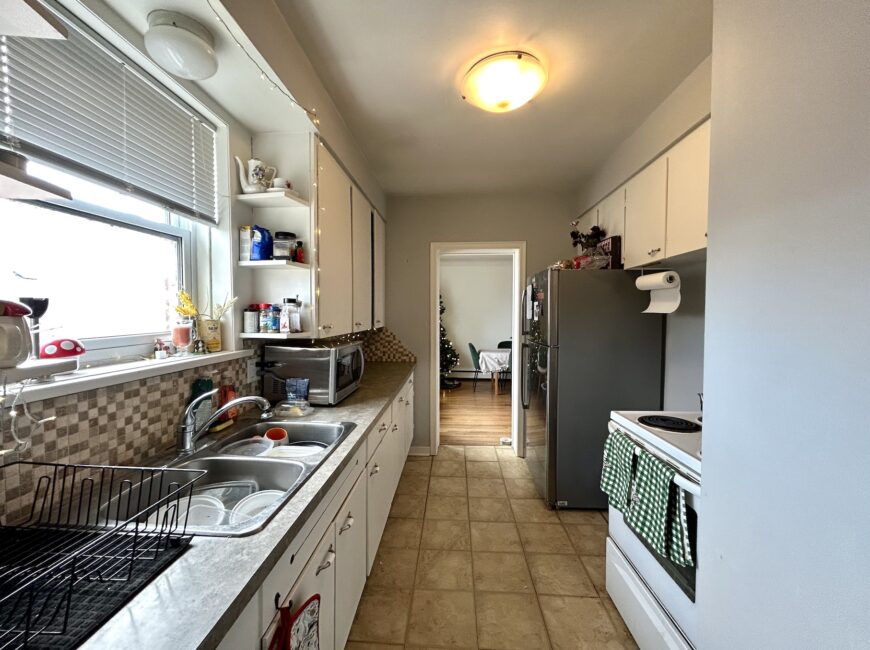 **PORT DALHOUSIE** Spacious 2 Bedroom Unit!!