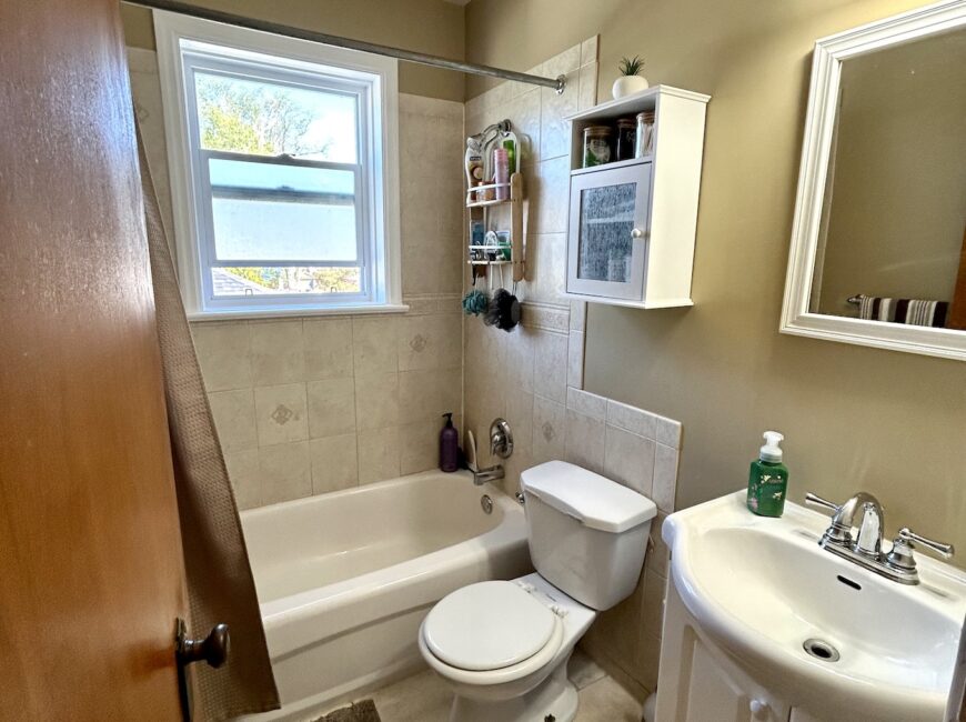 **SPACIOUS** 2 Bedroom Unit in PORT DALHOUSIE!!