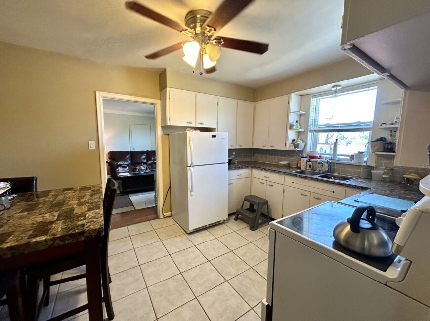 **SPACIOUS** 2 Bedroom Unit in PORT DALHOUSIE!!