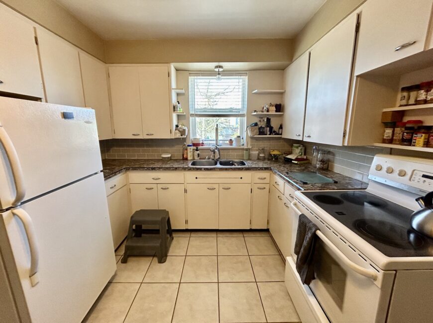 **SPACIOUS** 2 Bedroom Unit in PORT DALHOUSIE!!