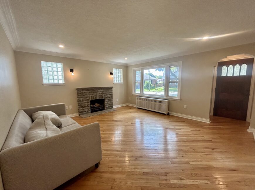 **RENOVATED** North End Main Floor Unit!!
